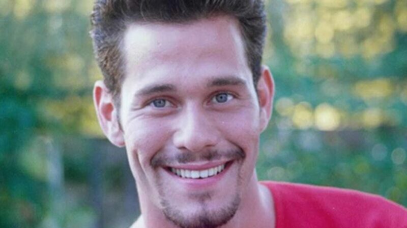 Galã dos anos 90, Nico Puig surge em momento íntimo ao lado do marido