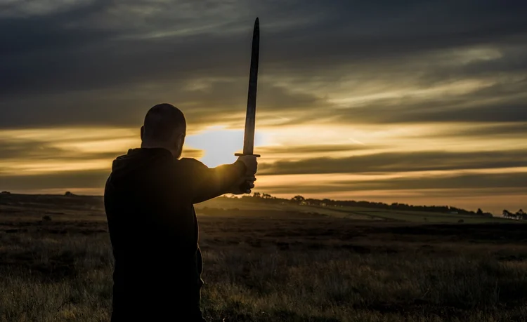 Garoto de 6 anos encontra rara espada da Era Viking durante excursão escolar