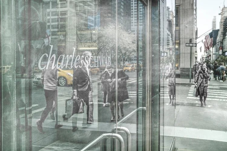 Gigante de US$ 12 trilhões, Charles Schwab começará a negociar bitcoin e ether