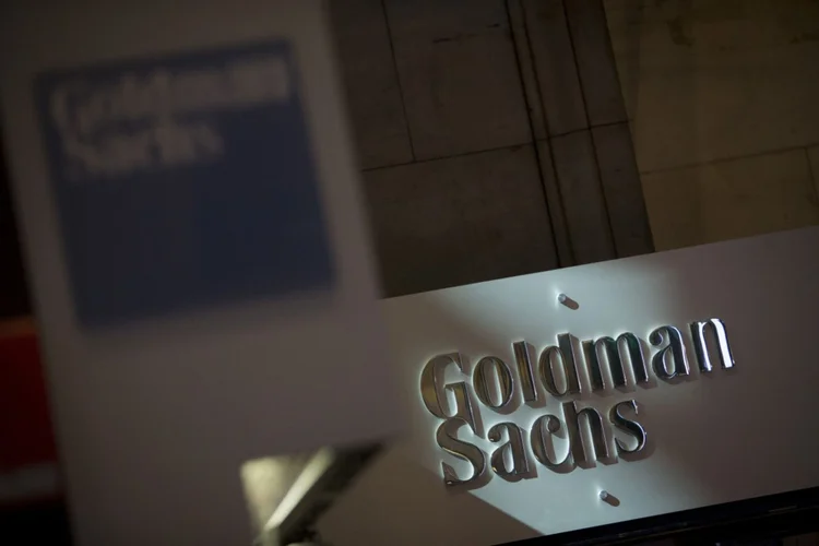 Goldman Sachs vende todas as posições de XRP e SOL, mas mantém bitcoin