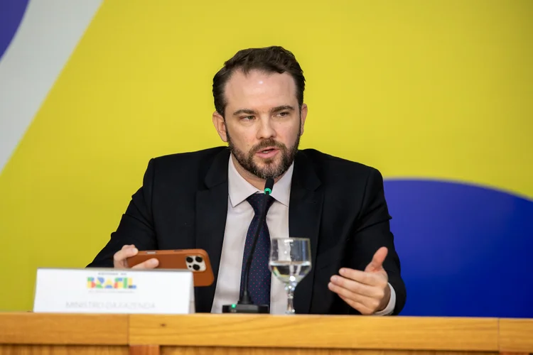 Governo avalia uso do FGTS para refinanciamento de dívidas, diz ministro da Fazenda