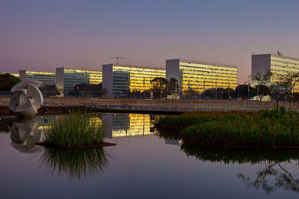 Governo cria política de IA com regras para uso na administração federal