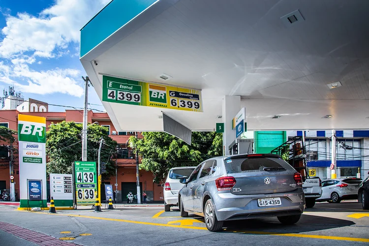 Governo Lula anuncia subsídio da gasolina para conter alta dos preços
