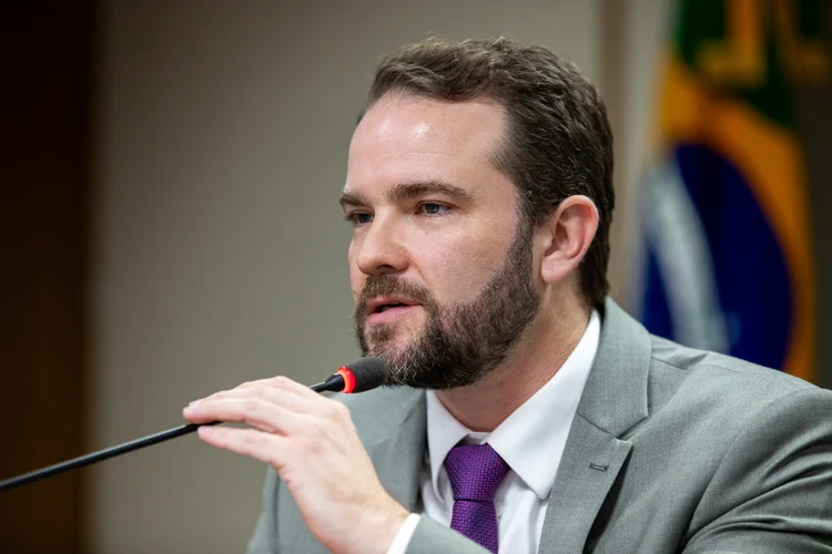 Governo propõe subsídio de R$ 1,20 para o diesel importado, com custos para União e estados