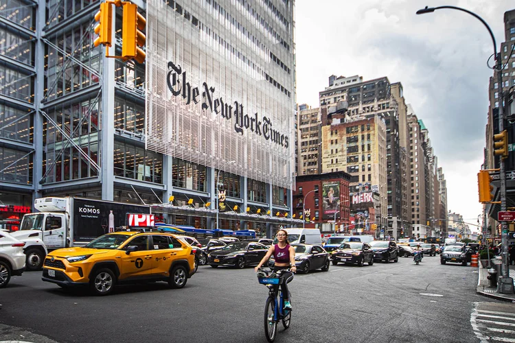 Governo Trump processa New York Times por discriminação contra homem branco
