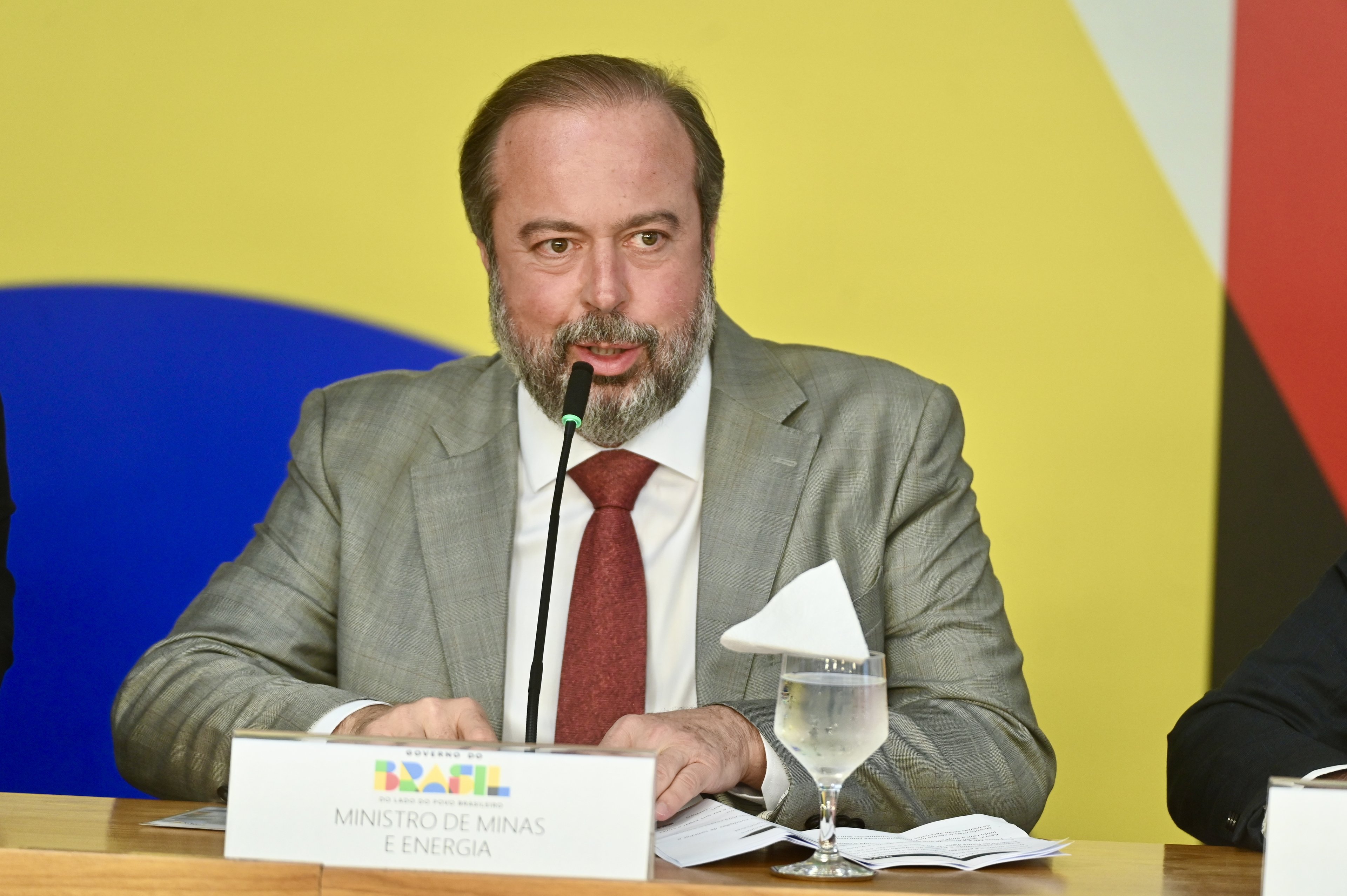 Governo vai subir em 32% a proporção de etanol na gasolina no 1º tri, diz Silveira