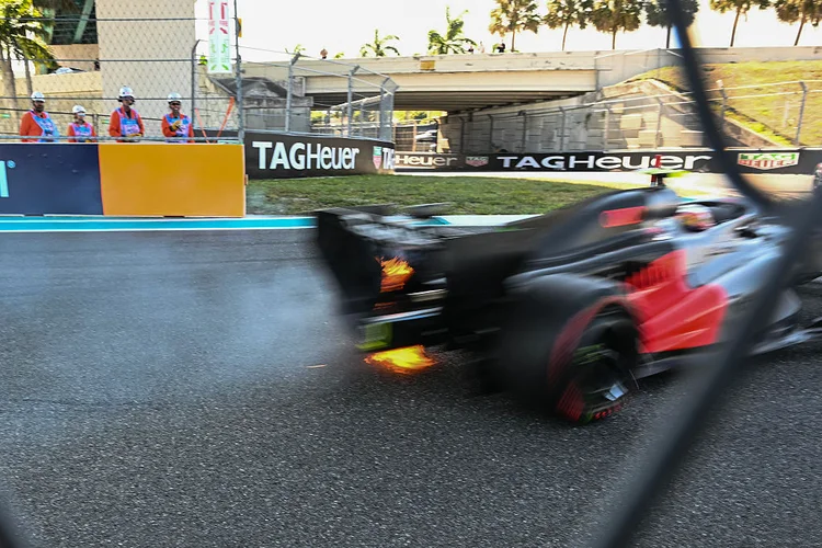 GP de Miami: carro de Bortoleto pega fogo e brasileiro larga em último na Fórmula 1