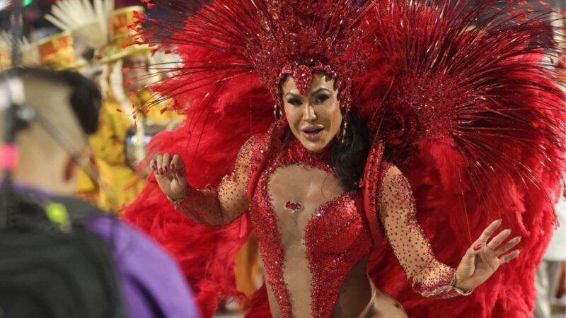 Gracyanne Barbosa explica atraso e revela por que desfilou de tênis pela União da Ilha