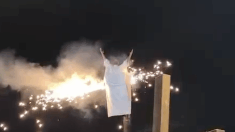 Grave? Figurino de Henri Castelli pega fogo durante apresentação da ‘Paixão de Cristo’