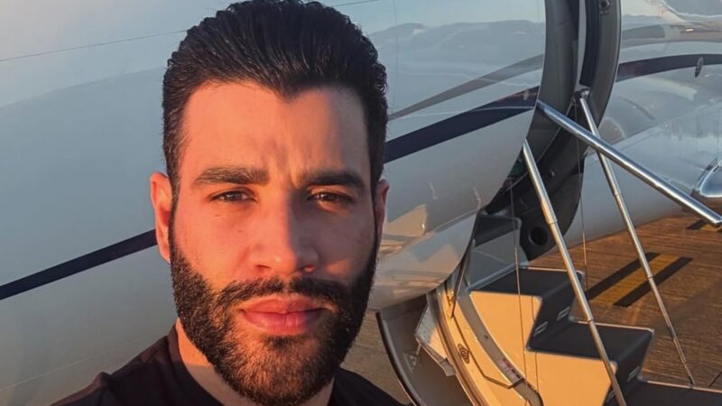 Grave? Gusttavo Lima surge ‘acamado’ e sendo medicado durante jogo do Brasil