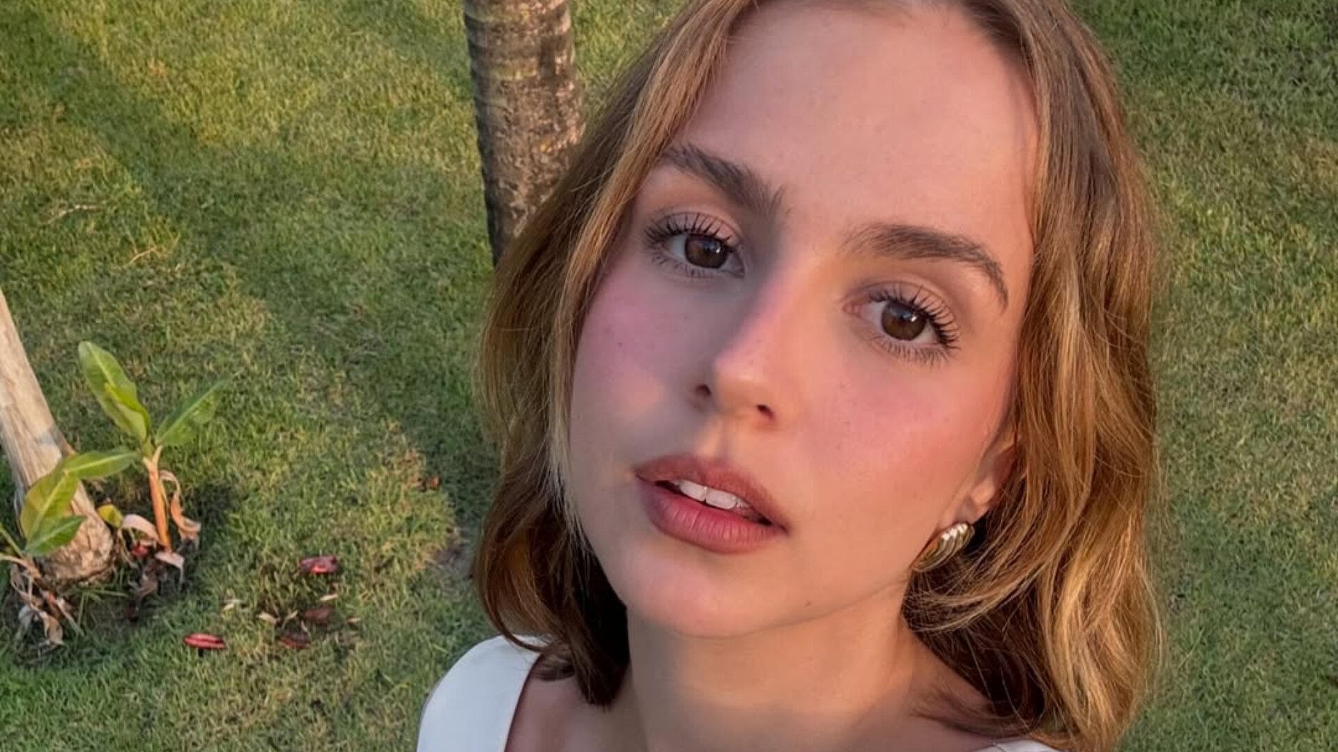 Grávida, Isabella Scherer usa look ousado em evento e dá o que falar: ‘Indo de calcinha’