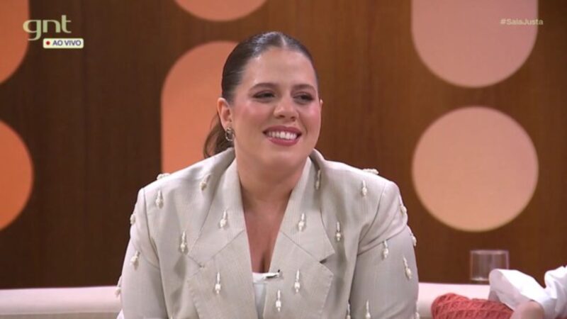 Grávida, Tati Machado se emociona no ‘Saia Justa’ e desabafa sobre anúncio: ‘Felicidade’