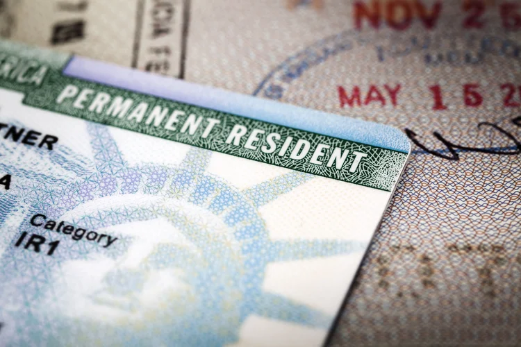 Green Cards: emissão cai pela metade desde a volta de Trump