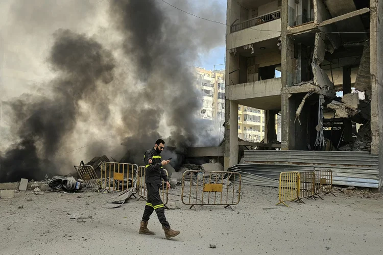 Guerra chega ao 20º dia com petróleo em alta e ameaça de Trump