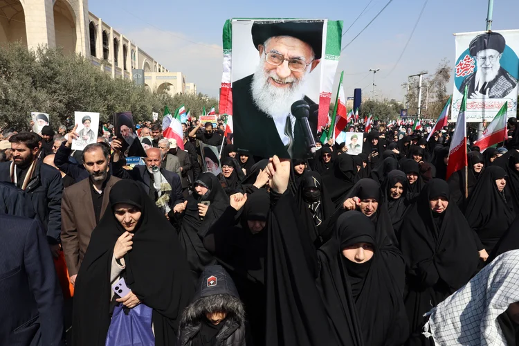 Guerra do Irã, que fez petróleo disparar e enfraqueceu Trump, completa um mês