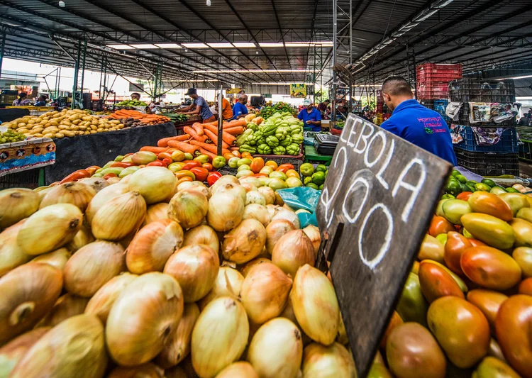 Guerra no Irã encarece fertilizantes e aumenta risco de alta dos alimentos