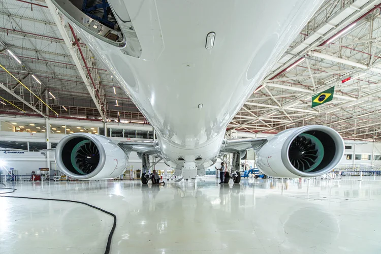 Guerra no Irã encarece passagens, cancela voos e derruba ações pelo mundo