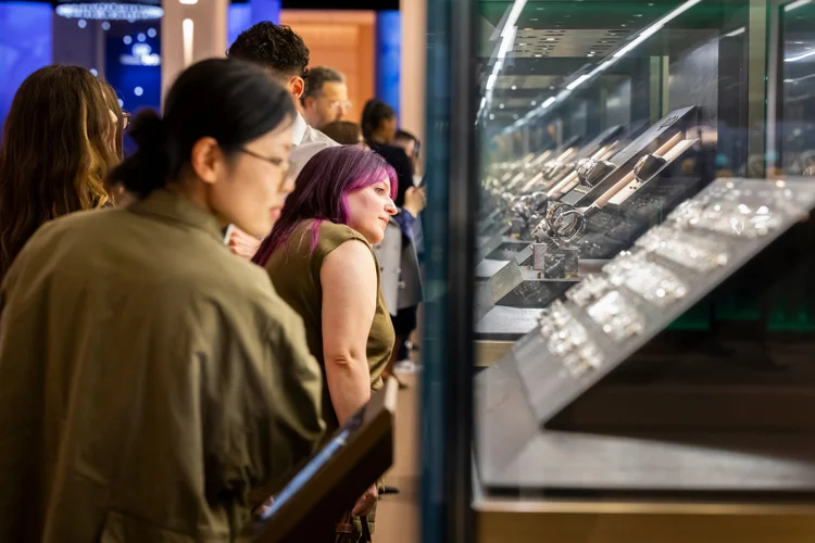 Guerra no Irã pressiona mercado de relógios de luxo