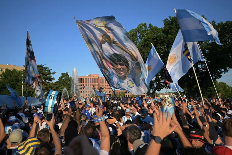 Há 40 anos, Maradona encantava o mundo com o 'Gol do Século'