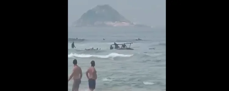 Helicóptero de passeio faz pouso de emergência no mar da Barra da Tijuca