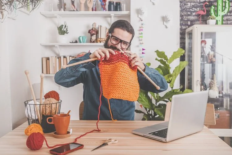 Hobbies com propósito podem melhorar a criatividade no trabalho, diz estudo