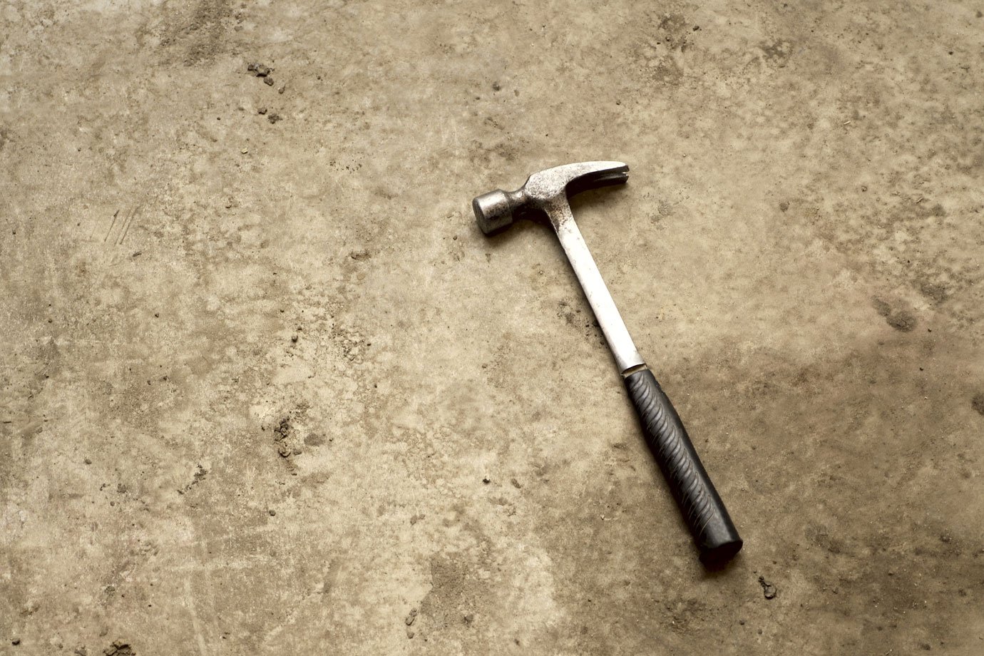 Homem armado com martelo fere cinco pessoas em Tóquio