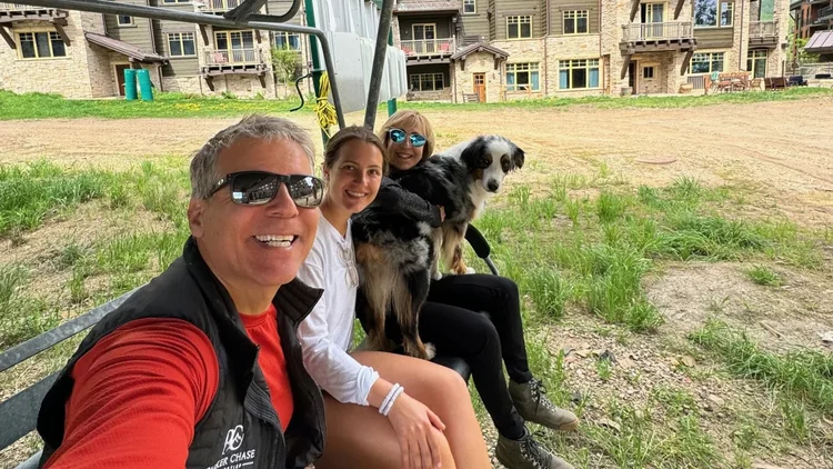 Homem de 59 anos criou negócio que fatura US$ 1,3 milhão — ele trabalha 1 hora por dia