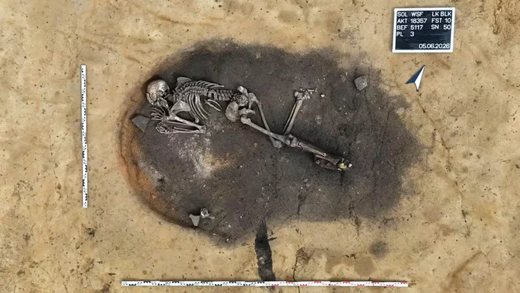 Homem enterrado em forno de 4,5 mil anos intriga arqueólogos na Alemanha