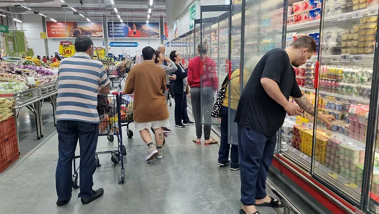 Homens gastam mais que as mulheres no supermercado, aponta estudo