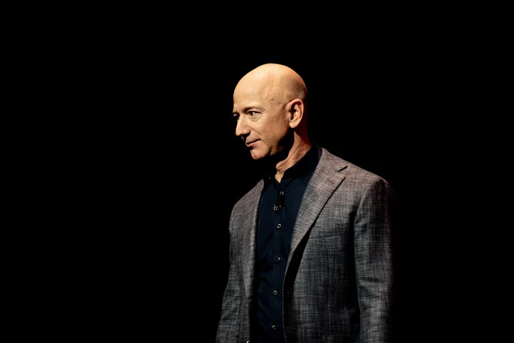 IA deve ser desenvolvida e não regulada cedo demais, diz Jeff Bezos