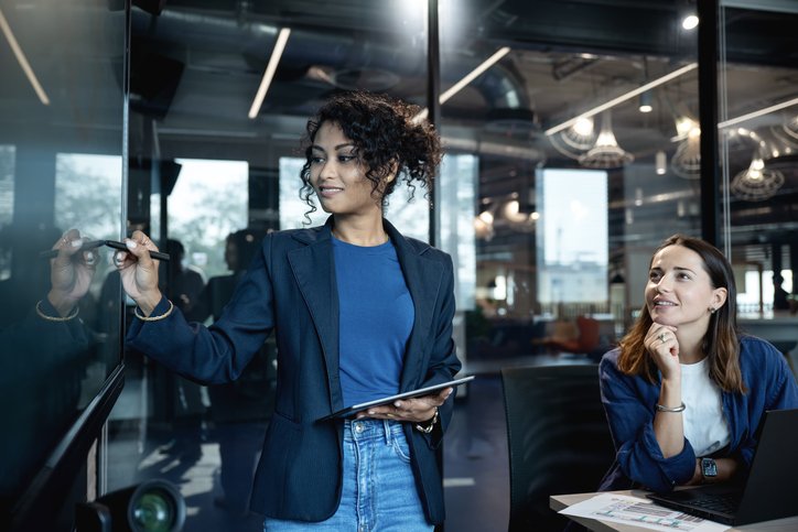 IA empresarial avança com modelo híbrido que separa tarefas e decisões