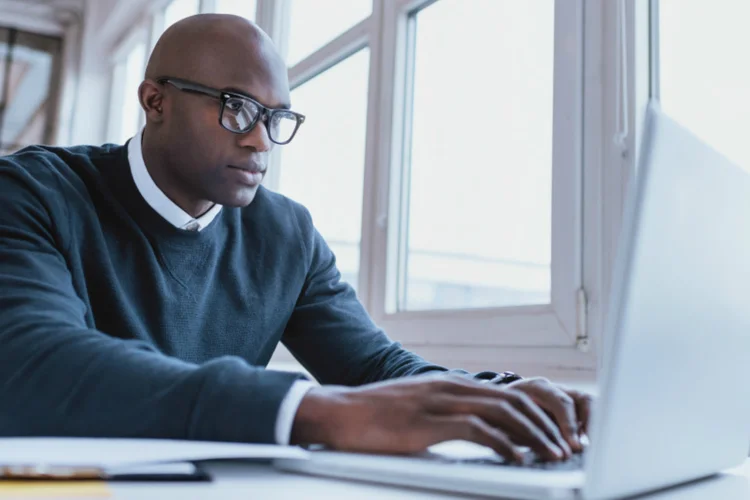 IA tira ou cria empregos? No caso dos engenheiros de software, demanda aumentou 30%