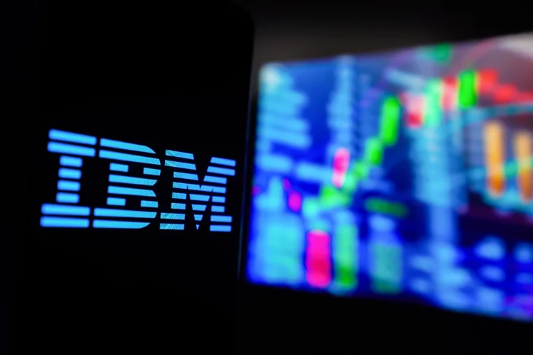 IBM cai quase 8% após balanço e levanta dúvidas sobre IA