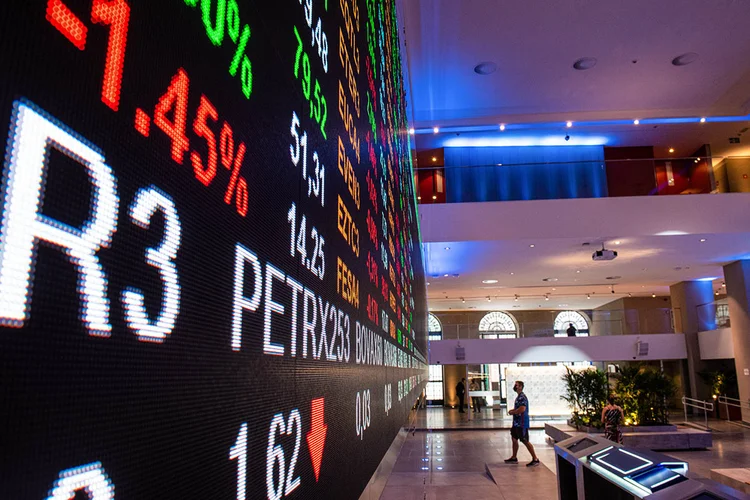 Ibovespa cai com Petrobras e dólar sobe para R$ 5,08 às vésperas da superquarta