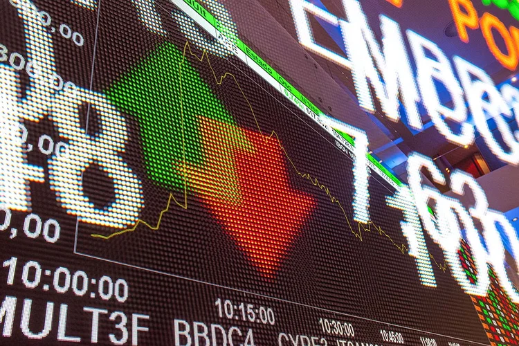 Ibovespa cai e volta a perder os 180 mil pontos; dólar sobe para R$ 5,26