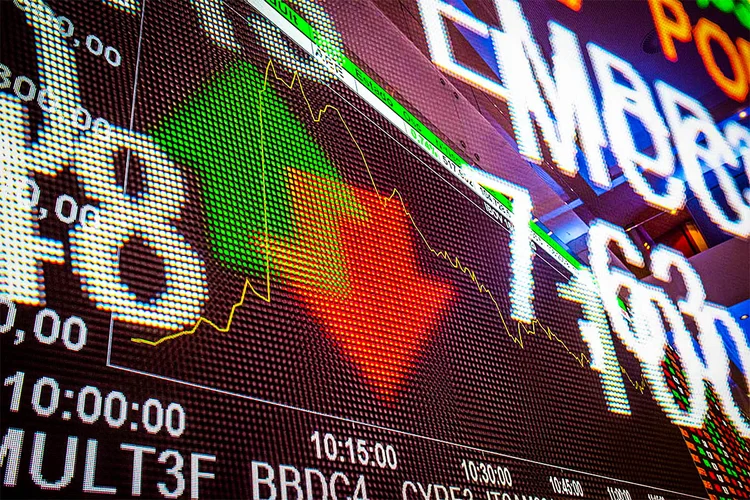 Ibovespa cai pela terceira sessão seguida; dólar reage e vai a R$ 5,15