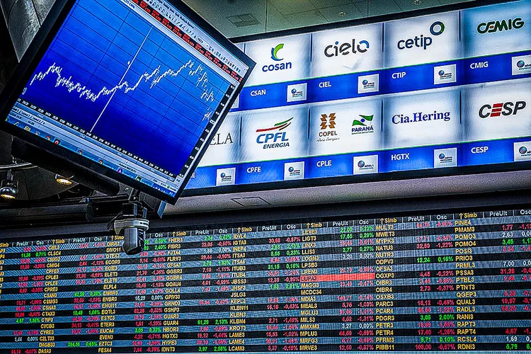 Ibovespa fecha estável e dólar cai para menor nível desde fevereiro