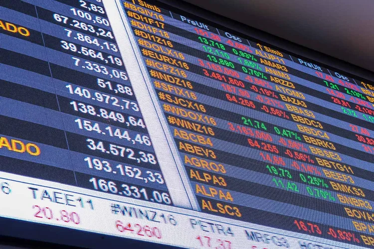 Ibovespa perde fôlego e dólar segue acima de R$ 5: o que movimenta os mercados