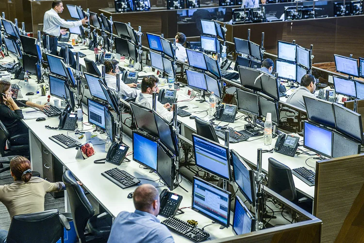 Ibovespa perde os 180 mil pontos e dólar ultrapassa R$ 4,90: o que faz preço hoje?