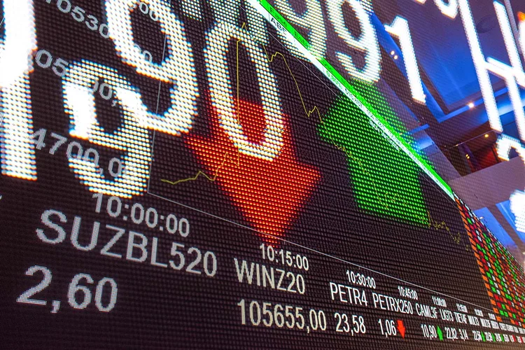 Ibovespa recua e dólar volta a ficar abaixo de R$ 5 ao cair mais de 1%