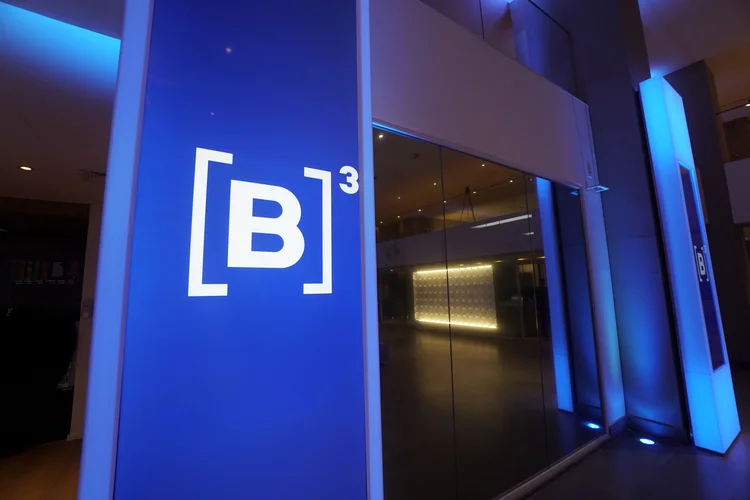 Ibovespa recua, mas petroleiras limitam queda; dólar vira e cai para R$ 5,22