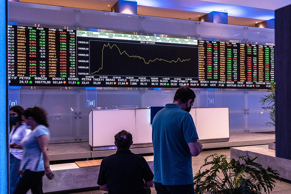 Ibovespa sobe com o apoio de ações dos bancos; dólar cai