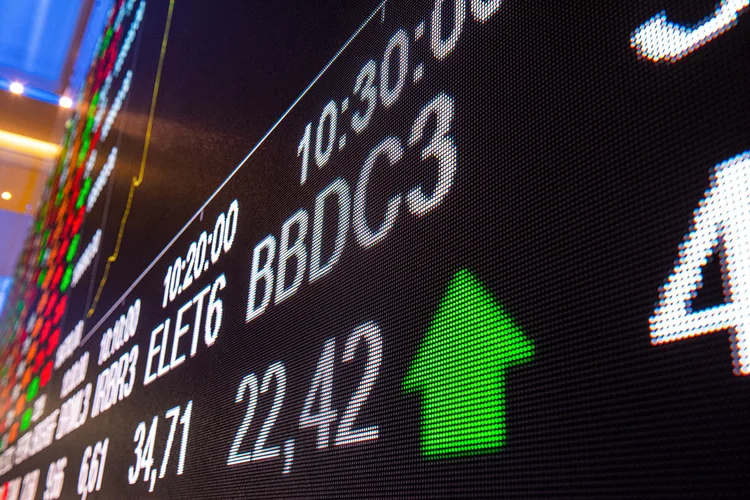 Ibovespa sobe mais de 1% com aceno de trégua de Trump no Irã; dólar recua