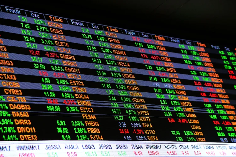 Ibovespa sobe mais de 2% e dólar cai para R$ 5,18 com aceno de Trump para fim da Guerra