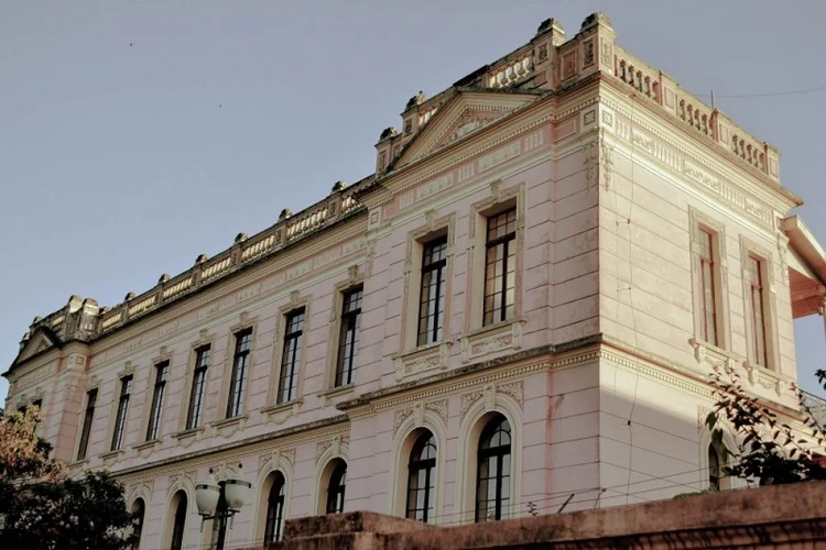 Incêndio atinge prédio histórico de instituto de educação no Paraná