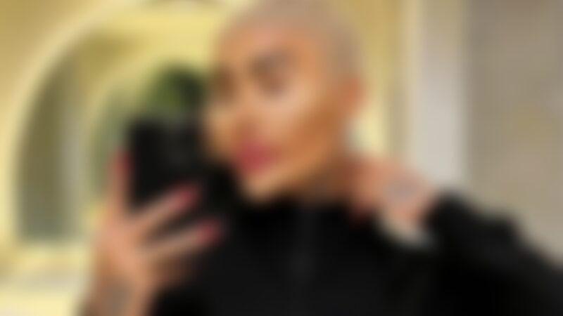 Influenciador famoso pelo tamanho dos lábios morre após suspeita de procedimento estético