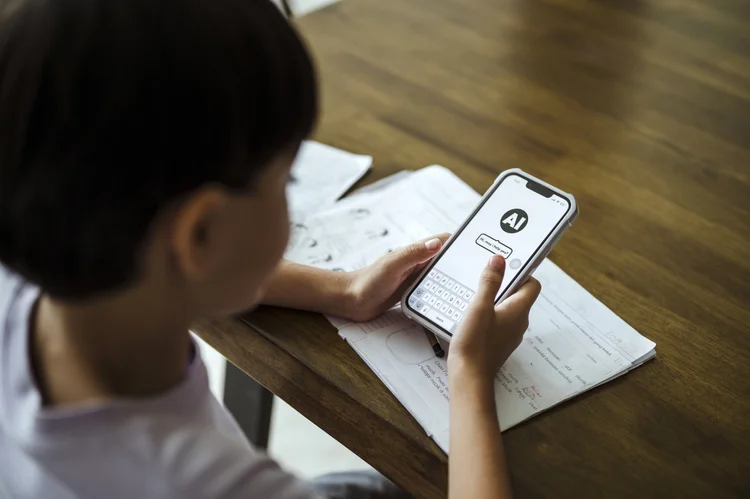 Inglaterra quer IA como tutora em escolas, mas quase metade dos professores são contra