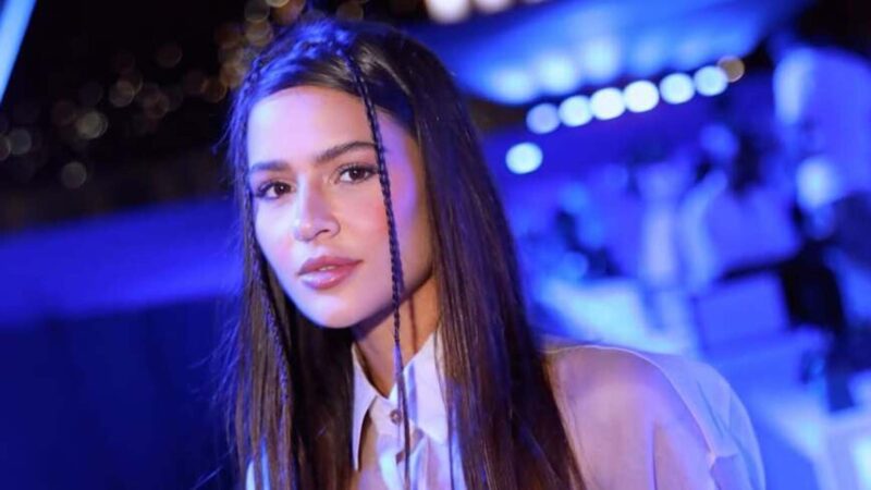 Internet se choca com look de Giullia Buscacio em evento: ‘Ela foi de calcinha’