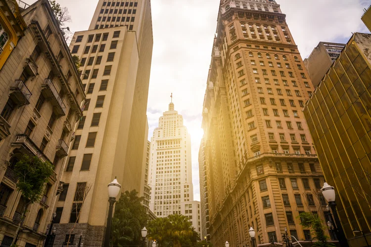 Investidores buscam ativos tangíveis em meio à incerteza da IA