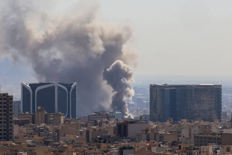 Irã confirma mortes líderes da cúpula de segurança após ataques a Teerã